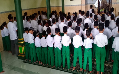 Membentuk pribadi yang baik : Kegiatan Pembiasaan Sholat Dhuha setiap hari di MI. Roudlotul Hamdi Rembang