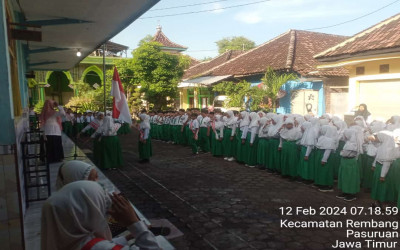 Kegiatan Upacara Rutin Hari Senin : Membiasakan anak-anak selalu disiplin dan mempunyai sikap nasional terhadap Negara Kesatuan Republik Indonesia yang di bentuk untuk siswa-siswi MI. Roudlotul Hamdi Rembang
