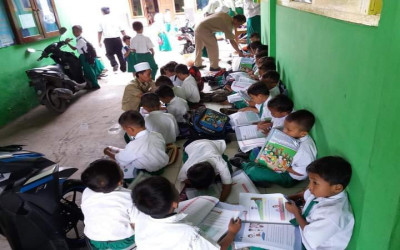 Pembiasaan Literasi : Meningkatkan minat membaca pada siswa-siswi MI. Roudlotul Hamdi Rembang